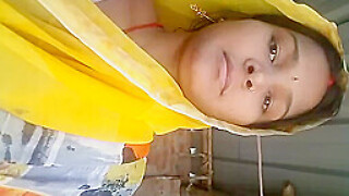 Horny Bihari Bhabhi Exposing Her Private Body Parts