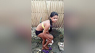 Today Exclusive- Desi Village Girl Outdoor Bathing
