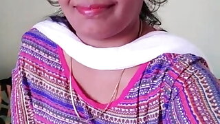 Dost ki maa showing her Boobs
